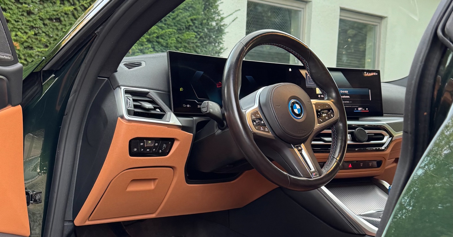 Verzorgd BMW-interieur met leder en dashboard